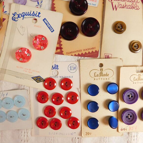 Vintage Buttons On Cards Lot Of 24 Pinks, Purples Burgundy LaMode, LeBouton NOS - Picture 15 of 16